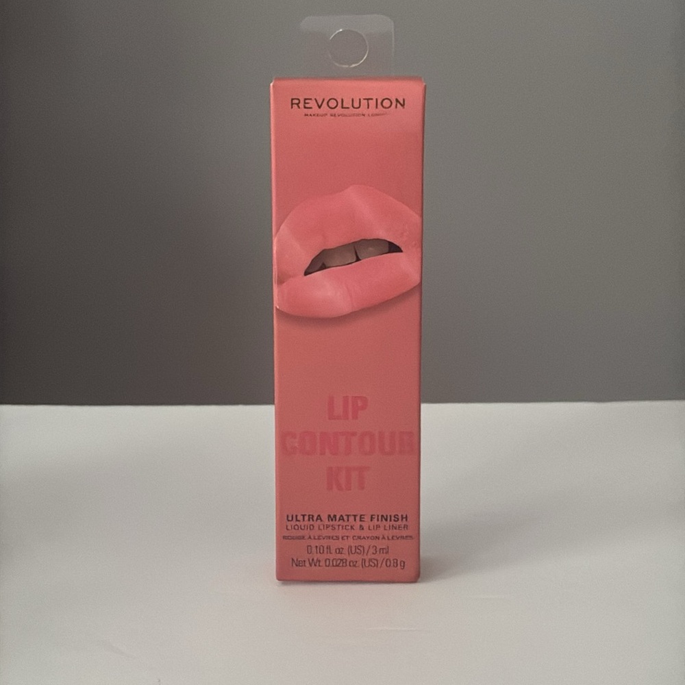 🫦✨Makeup Revolution London Lip Contour Kit – “Queen”